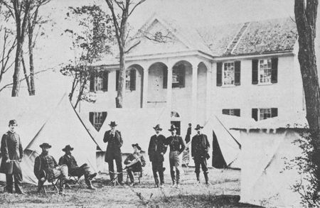Private residences like the Wallach House at Culpeper, Virginia, provided
generals on both sides with comfortable quarters in the field. Staff officers
were usually tented on the lawns.