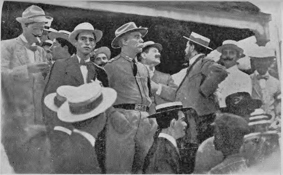 El General Monteagudo, momentos despu�s de su llegada,
esperando el autom�vil en el muelle.